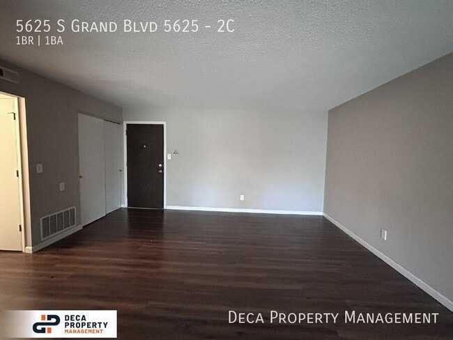 Foto del edificio - 5625 S Grand Blvd