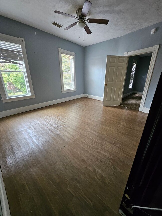 Foto del edificio - Upper 2 bedroom unit