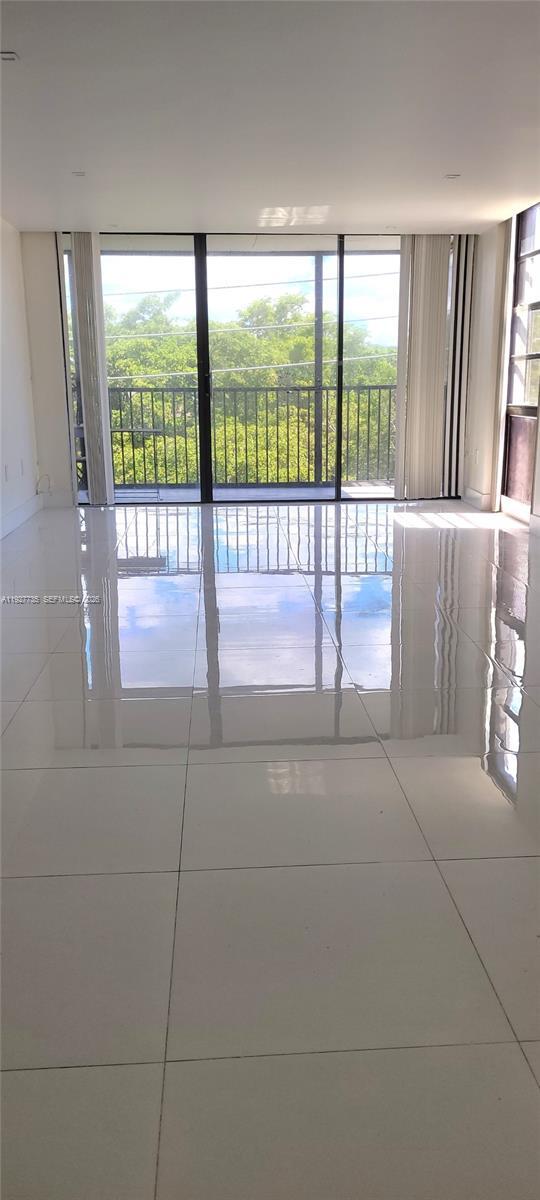 Foto del edificio - 2500 NE 135th St