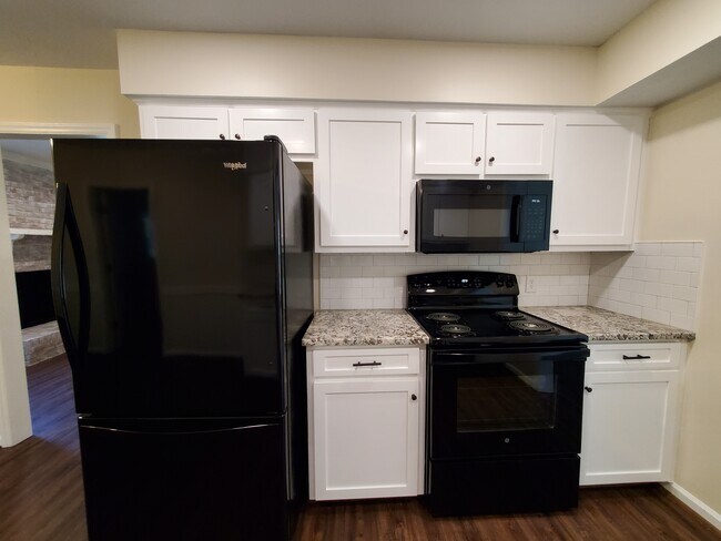 Foto del edificio - 6608 Autumnleaf Dr