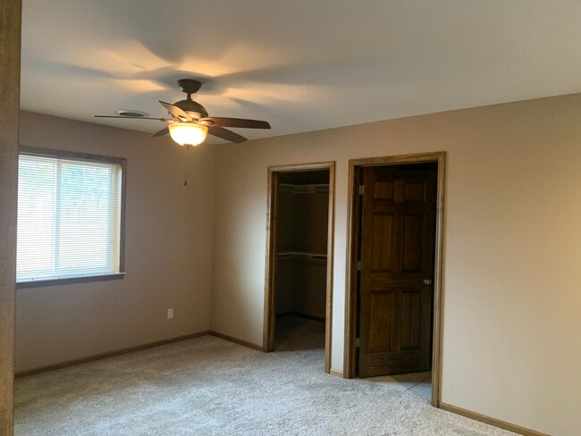 Building Photo - 912 E Wisconsin St