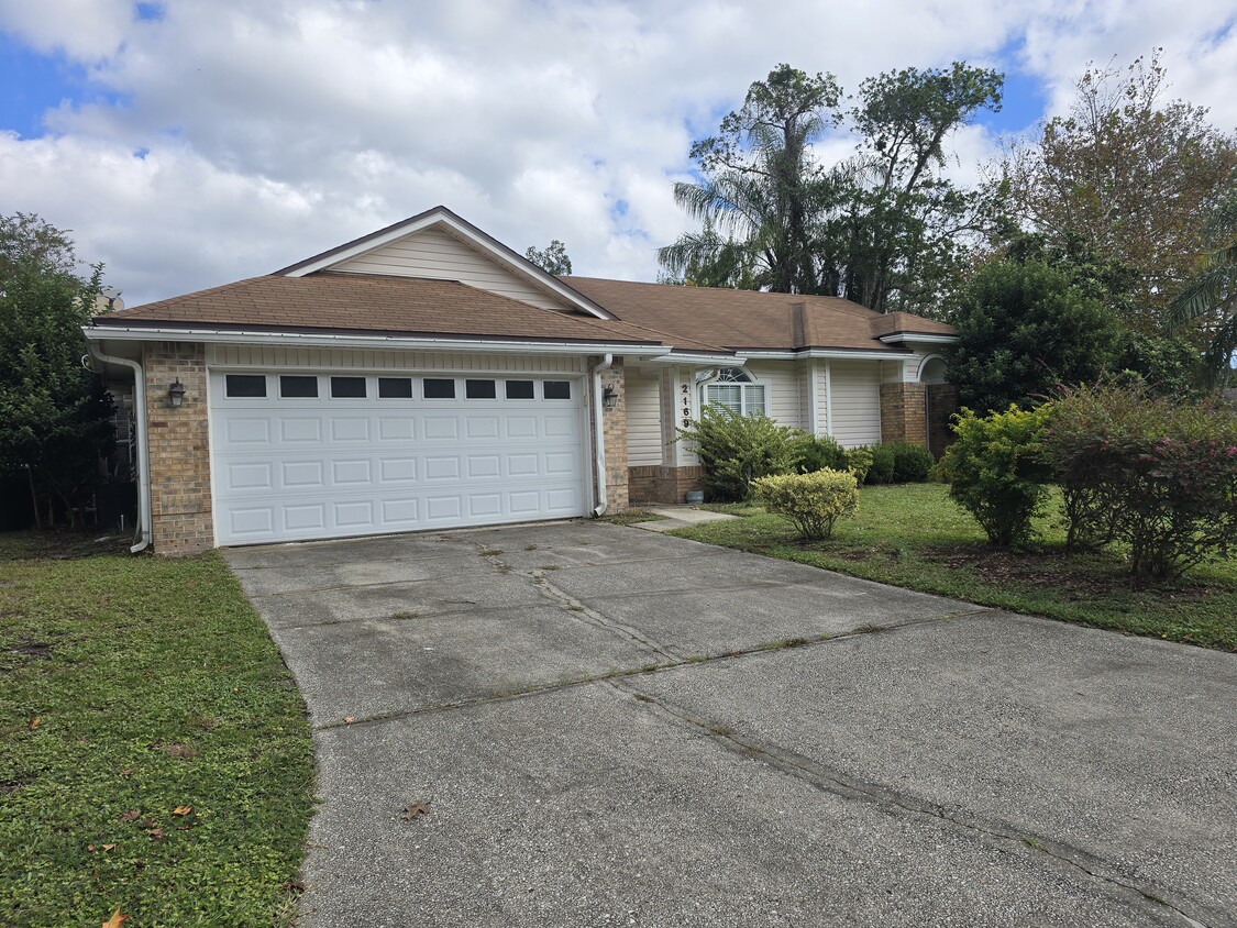 Elevación frontal - 2169 Saint Martins Dr W