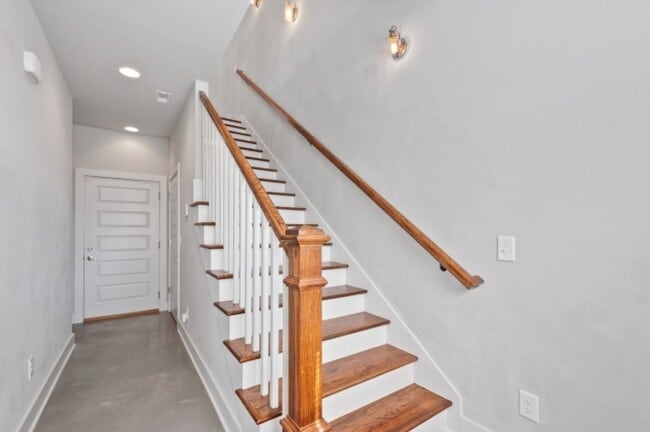 Building Photo - 1069 E Trinity Ln