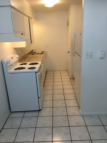Kitchen - 3111 W Heritage Dr