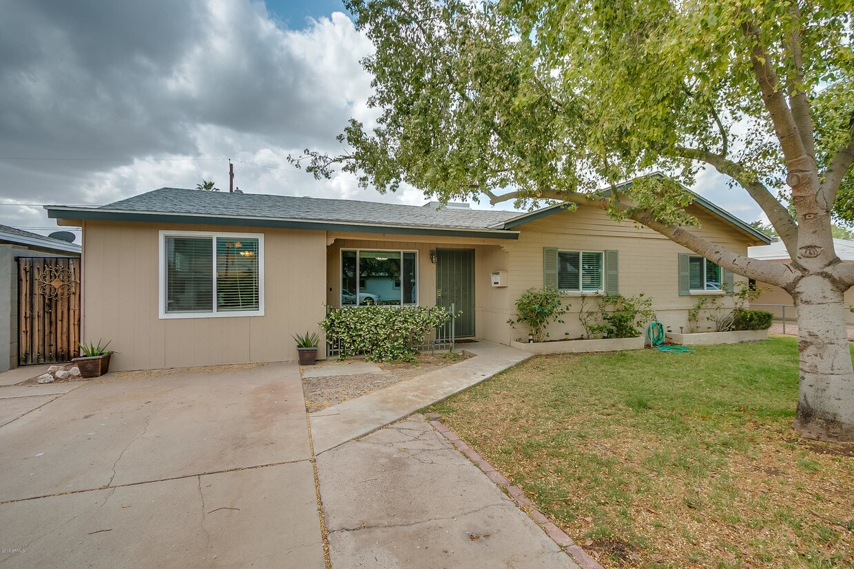 Primary Photo - 2511 E Highland Ave