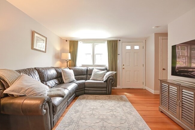 Building Photo - 8 Regency Dr