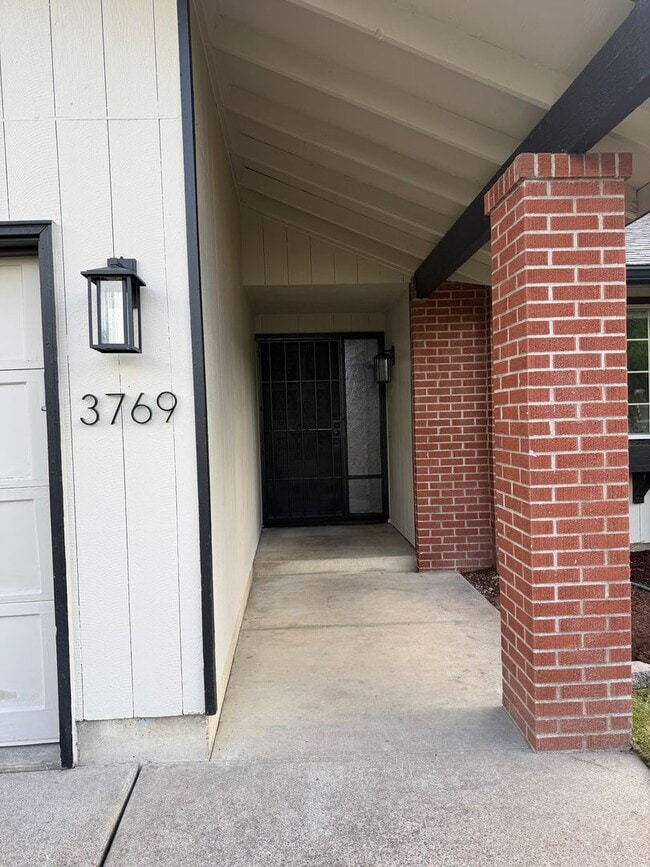 Building Photo - Beautifully updated 3 bedroom, 2 bath house in Eugene!