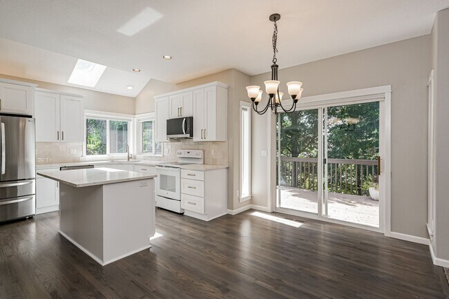 Foto del edificio - 3 Bed 2.5 Bth Upper Floor Unit + A/C + Fireplace + Large Deck