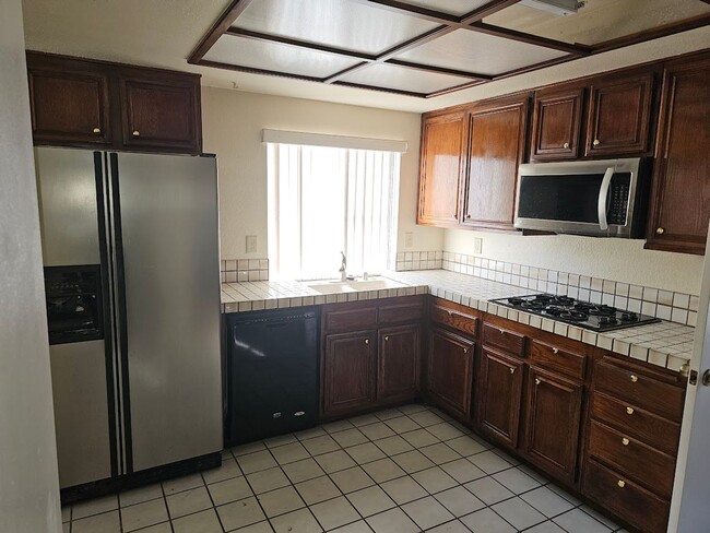 Building Photo - 4bed 2.5bath Remodeled inc. Solar & Pool