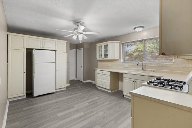 Building Photo - 695 Charvel Dr