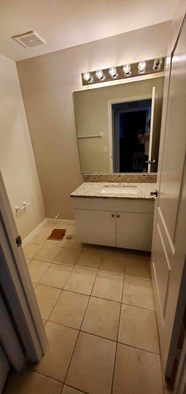 Foto del edificio - 16655 Lake Cir Dr