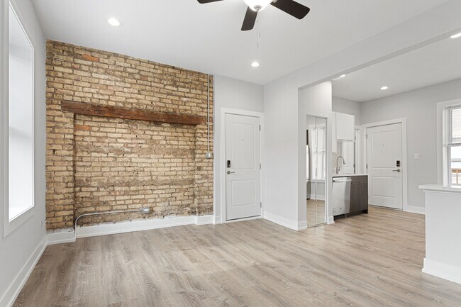 Building Photo - 7425 N Clark St