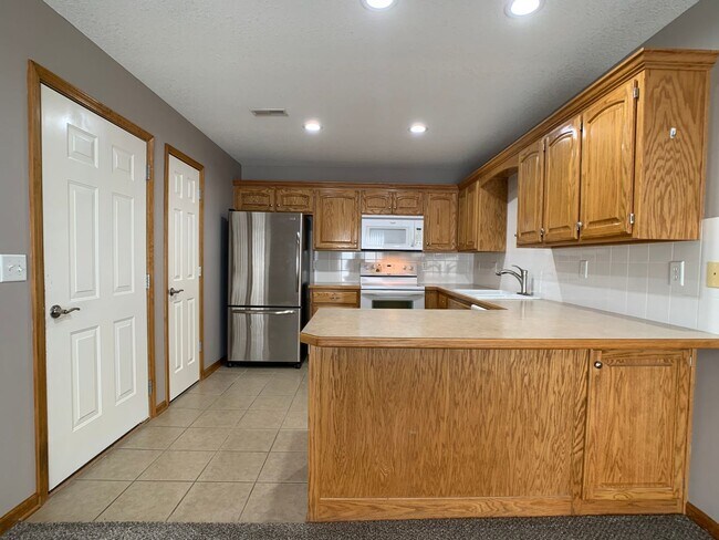 Foto del edificio - Freshly Updated, One Level Ranch, No Steps...