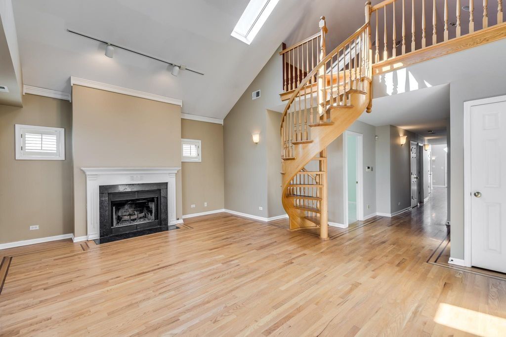 Primary Photo - 1544 W Addison St