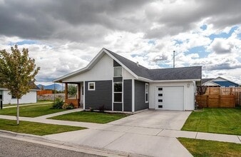 Building Photo - 4460 Shadowglen Dr