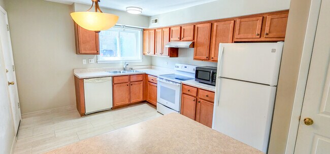 Building Photo - 9457 Bay Colony Dr