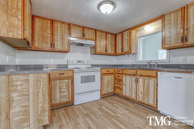 Building Photo - QUAINT 3 BEDROOM HOME-PRICED RIGHT!