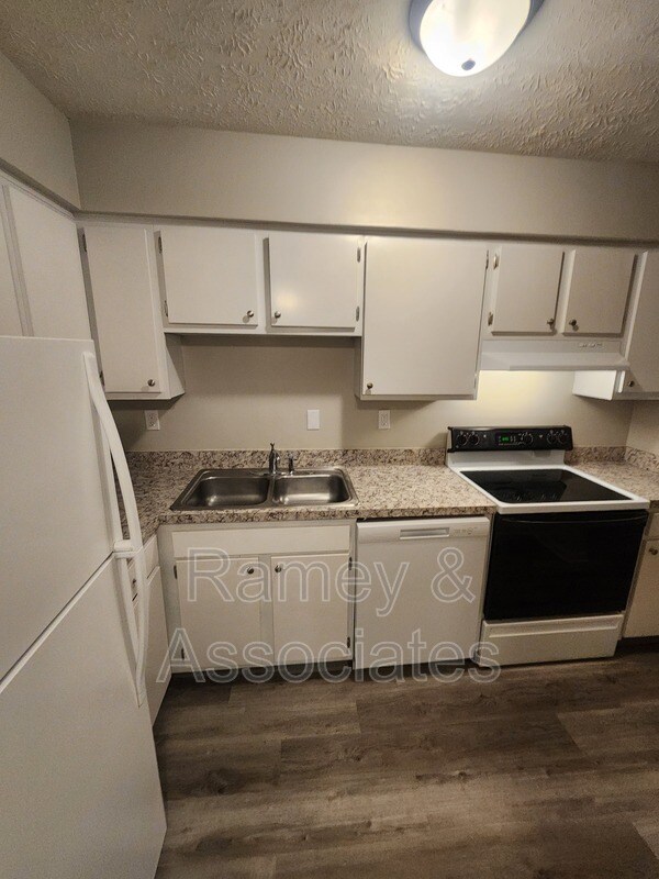 Foto del edificio - 7050 Wildwood Cir