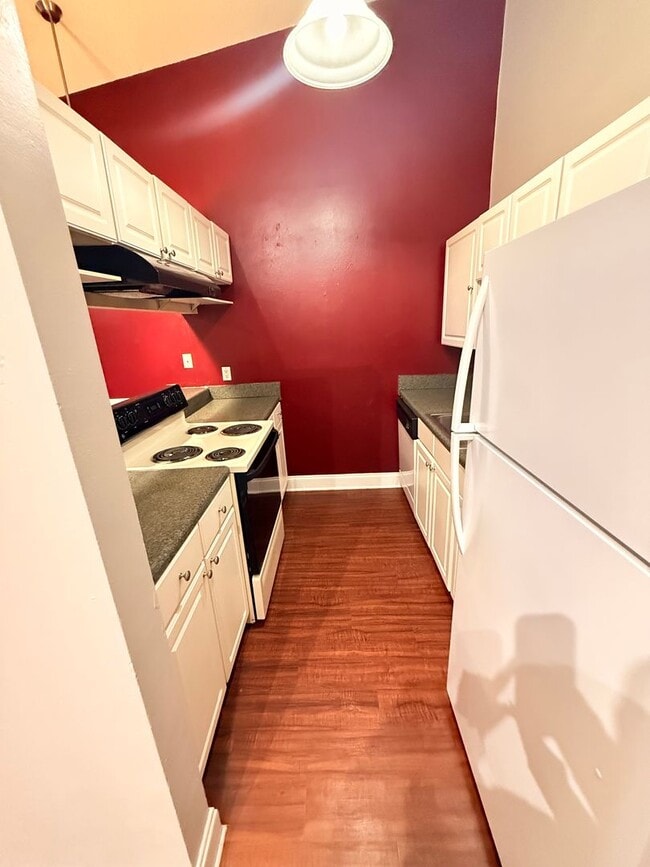 Building Photo - 1 bedroom 1 bath townhouse! Off of Tharpe st! Available now!