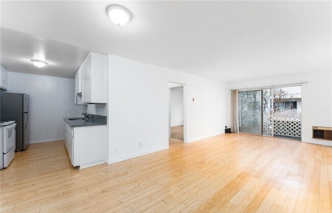 Foto del edificio - "Pristine 1-Bed Condo at 3565 Linden Ave, ...