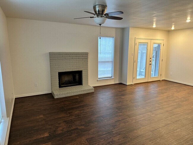 Building Photo - Centrally Located 2 bed / 1.5 bath in Nort...