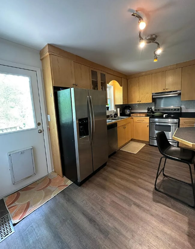 Building Photo - Charming 3 Bedroom Home with Spacious Back...
