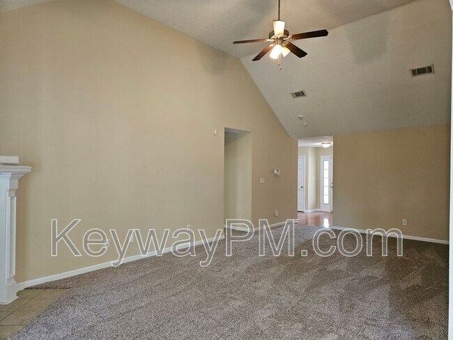Building Photo - 450 Lory Ln