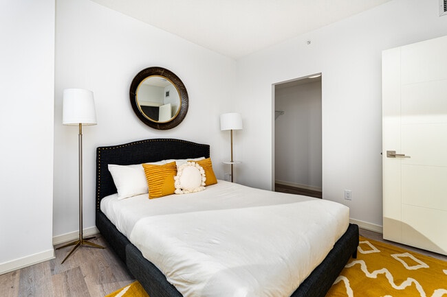 Building Photo - Hat at 122