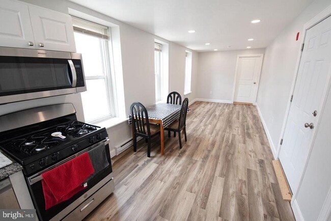 Building Photo - 409 Hermitage St