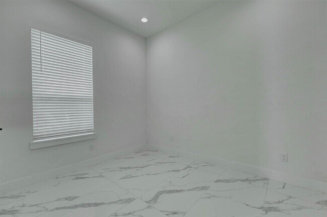 Building Photo - 5705 Elysian St