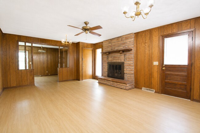 Foto del edificio - 3-Bedroom Home with Finished Basement, Garage & Huge Yard