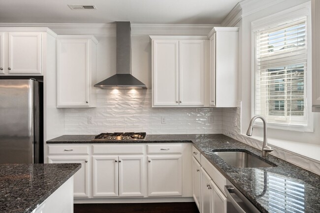 Foto del edificio - WOW! LOCATION!! Spacious light filled comfortable 3bedroom home