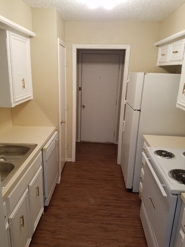 Foto del edificio - Townhome Located In Shadow Hills Near Take-Out, Walmart & Minutes from W. Loop 289 Access!