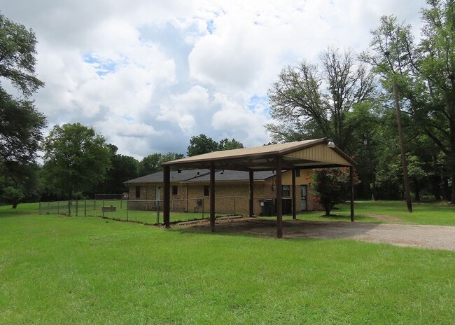 Building Photo - Country Living-City Close! 3 Bedroom, 2 Ba...