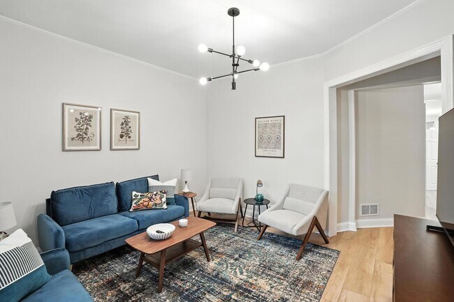 Building Photo - 1116 W Roscoe St