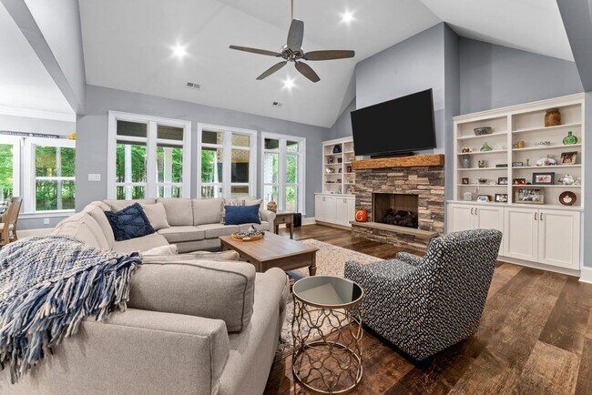 Building Photo - Stunning Luxury Home Available Fully Furni...