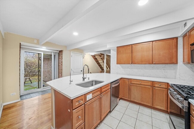 Building Photo - 406 S Lageschulte St