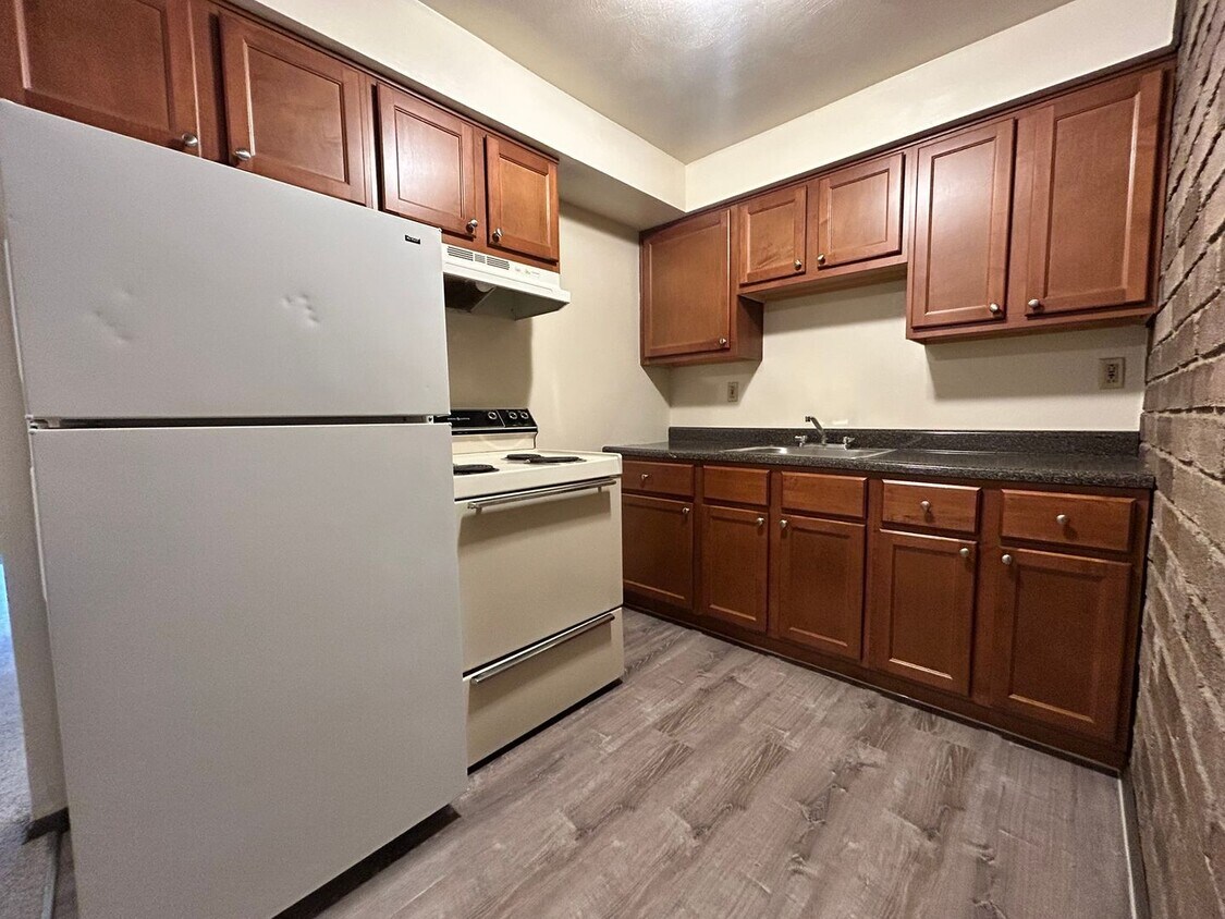 Beautiful First Floor 1 Bedroom Apartment Available at Kellywood Manor! Call Today! - Beautiful First Floor 1 Bedroom Apartment Available at Kellywood Manor! Call Today!