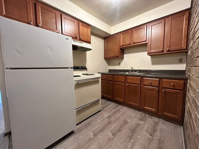 Beautiful First Floor 1 Bedroom Apartment Available at Kellywood Manor! Call Today! - Beautiful First Floor 1 Bedroom Apartment Available at Kellywood Manor!  Call Today!