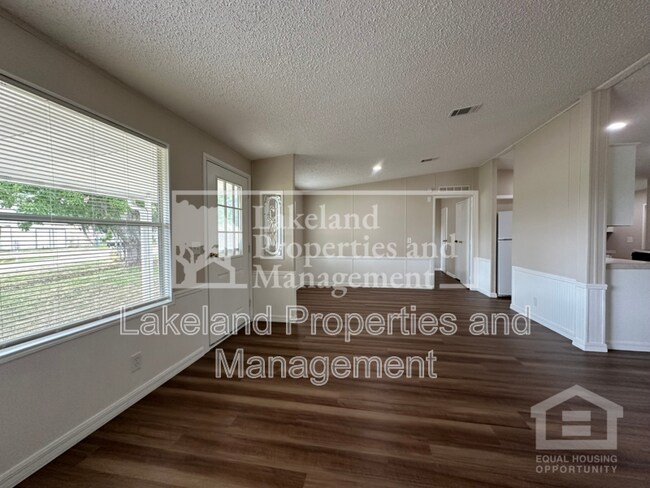 Foto del edificio - 2055 Berry Hill Ln