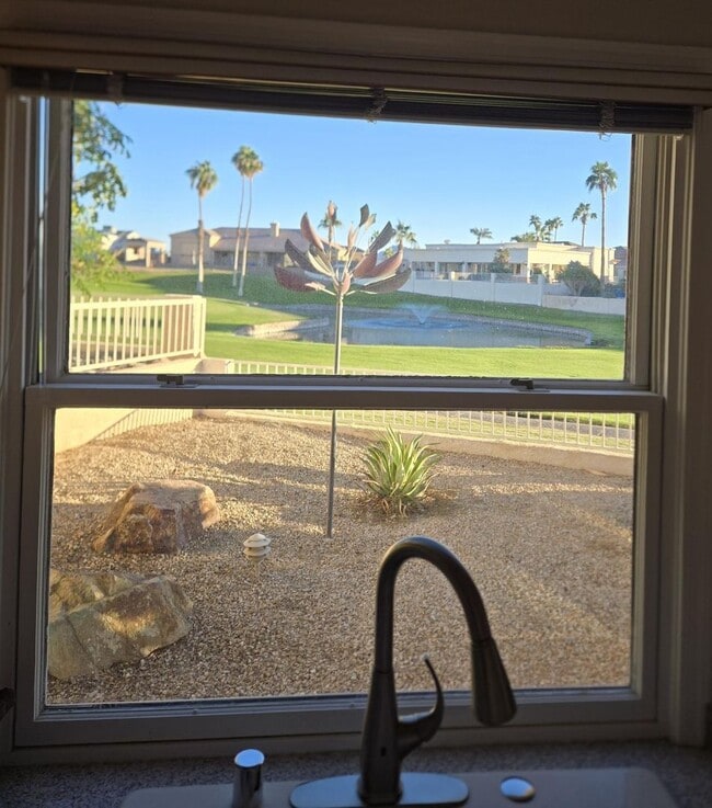 Building Photo - Large townhouse located on the golf course...