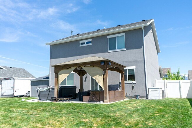 Building Photo - Updated Home in Syracuse!
