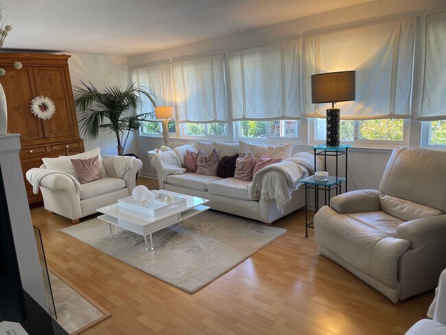 Building Photo - Beautiful Furnished/Unfurnished Luxurious ...
