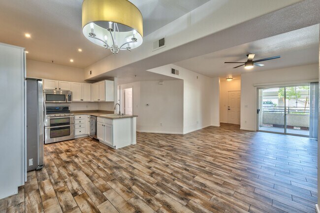 Foto del edificio - 2291 W Horizon Ridge Pkwy