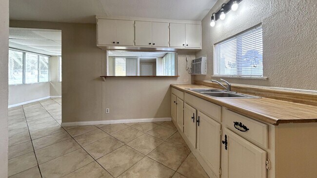 Building Photo - Charming 2 Bedroom 1 Bathroom Home Located...