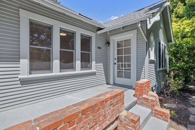 Building Photo - Charming 2BR Cottage in Premier Crescent P...