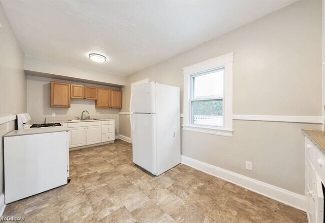 Foto del edificio - 2 br, 1 bath Triplex - 1235 Donald Avenue ...