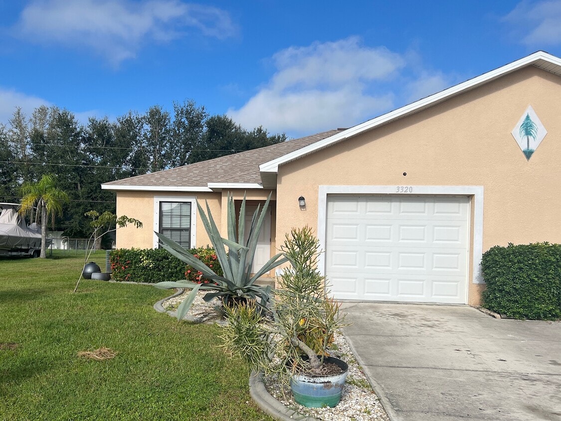 Primary Photo - 3320 SW 7th Pl