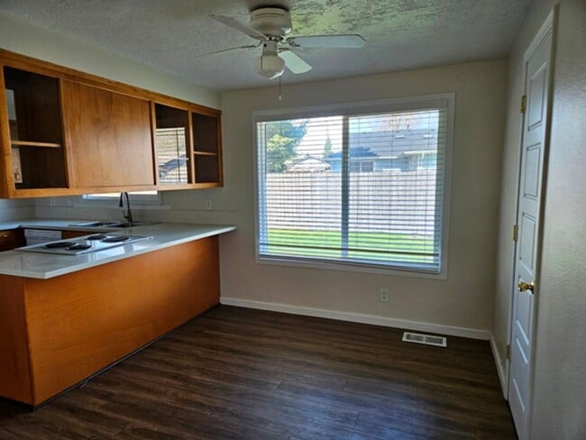 Building Photo - 3Bd/2Ba Single Story Home-Available to View!