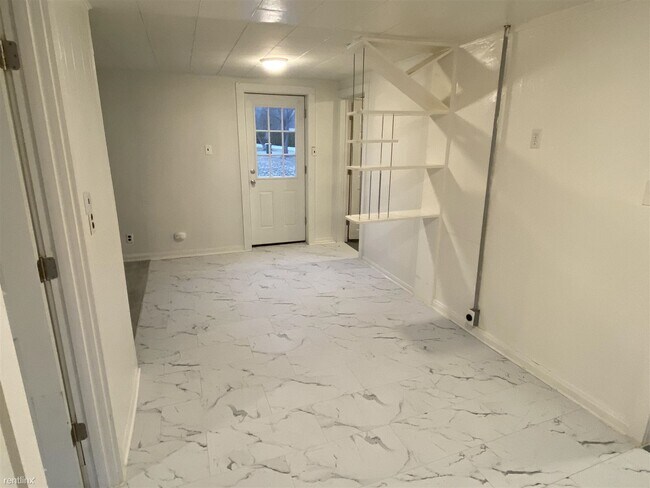 Building Photo - 1 br, 1 bath House - 21240 Randall St 2124...